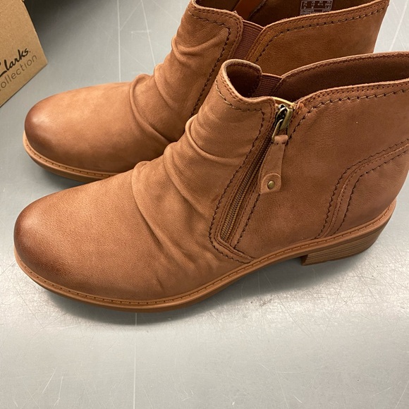 New Clarks hearth dove - tan nubuck leather booties - ankle boots - 10 - Picture 3 of 9